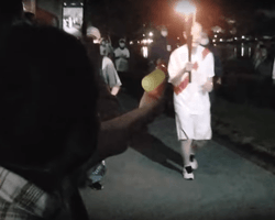 Японка намагалася загасити олімпійський вогонь водяним пістолетом (відео)