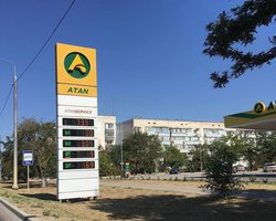 Тільки за талонами: у Криму та на Забайкаллі росіяни зупинили продаж 95-го бензину через удари по НПЗ (фото)