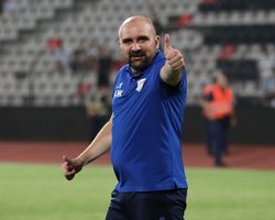 Футбольний тренер помер під час матчу в Сербії: ЗМІ розповіли подробиці трагедії (відео)