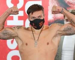 "Акела продовжує тримати камінь": Усик звернувся до критиків після перемоги (відео)