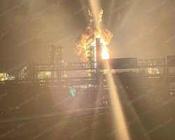 Дрони уразили один з найбільших нафтопереробних заводів РФ: підприємство палає (відео)