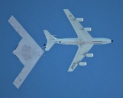У США вперше сфотографували новий літак-невидимку B-21 під час заправки в повітрі (фото)