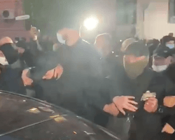 "Путинская ку**а": националисты пытались помешать Медведчуку покинуть Печерский суд (видео)