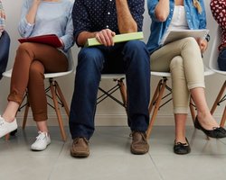 Супрун объяснила, вредно ли сидеть в позе  "нога на ногу"