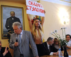  FEMEN сорвали вручение дипломов в университете им. Шевченко