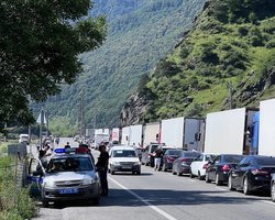 Такса – 5 тисяч: поліція РФ почала брати хабарі з охочих потрапити на кордон із Грузією (відео)