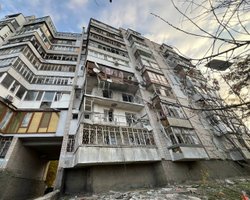 ЗС РФ завдали масованого удару по Херсону: у місті десятки поранених, серед них діти (фото)