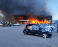 "Вымещают бессилие": Зеленский отреагировал на обстрел ТЦ в Кременчуге (видео)