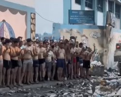 Кидають зброю і роздягаються: в Газі відбулось масове здавання у полон бойовиків ХАМАС (відео)