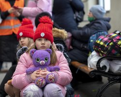 Не только из Бахмута: в Киеве предлагают принудительно эвакуировать детей из зон боевых действий