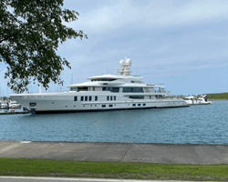 Огромную океанскую яхту за $100 млн заметили на реке: жители не поверили глазам