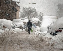 Снегопад парализовал Бельгию: есть погибший