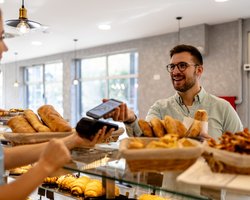 Наличные или карта: что выбирают украинцы и сколько и на что тратят