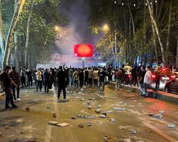 Протести в Ірані продовжуються: затримано доньку експрезидента, загинуло 76 людей, — ЗМІ