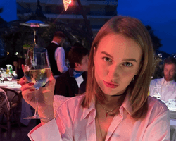 Колишню ведучу "Орла і Решки" депортували з США, коли побачили її багаж (фото)