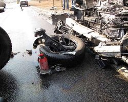 Киев: женщина на Skoda врезалась в джип и сгорела в машине