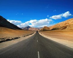 Невозможное возможно: названы загадочные места, где предметы катятся вверх по склону (видео)