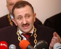 Экс-судья Зварыч подал в суд на Ющенко и СМИ