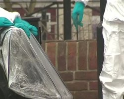 Скамейку, на которой обнаружили Скрипалей, забрали копы в химзащите