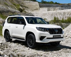 Российские военные угоняют машины из автосалонов, чтобы проникнуть в Киев и Одессу