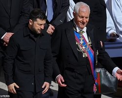 Похорон Папи Римського: Зеленського знову звинуватили у тому, що він не так одягнений (фото)