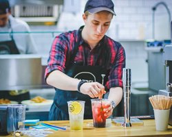 Переселенцам будет проще найти работу? Что предлагает государство за трудоустройство ВПЛ