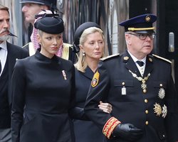 Король Бутана, княгиня Шарлен, королева Летиція та інші монархи на похороні королеви Єлизавети