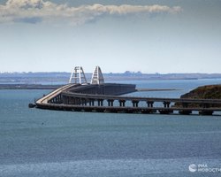 В Крыму после воздушной тревоги прозвучали взрывы, Керченский мост перекрыли, — соцсети