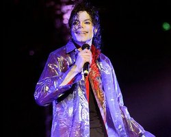 Поклонники Майкла Джексона образовали трехкилометровую очередь в ожидании церемонии прощания