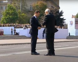 Зеленский вручил ордена Кикабидзе и Шевченко на параде в День Независимости (видео)