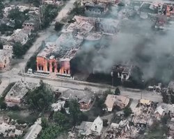 Превращается в пепел: как выглядит Волчанск, в котором идут уличные бои (видео)