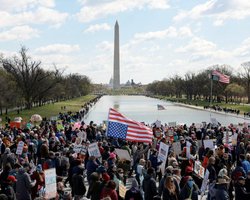 "Без королів": в США протестують мільйони людей, вимагаючи у Трампа "зняти корону" (відео)