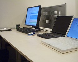 Половина компаний запрещает социальные сети на работе