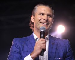 Ведущий Fox News, который 10 лет не мыл руки: Трамп выбрал нового министра обороны США