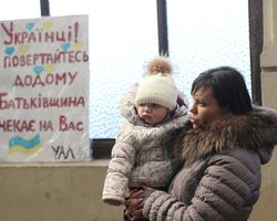 "На выход". О чем говорят мариупольцы в очереди к поезду в Польшу