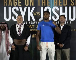 Усик в костюме казака спел "Ой у лузі червона калина" перед боем с Джошуа (видео)