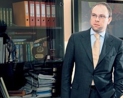 Бютовец решил судиться с адвокатами матери потерпевших от насилия детей