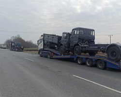 Бьют стекла: польские фермеры перестали пропускать грузовики и машины для ВСУ (фото, видео)