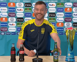 "Зв'яжіться зі мною": Ярмоленко пожартував над Роналду та Погбою, які прибрали колу та пиво зі столів (відео)