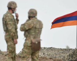 Солдаты ВС Армении и Азербайджана устроили перестрелку из-за флага на мосту (видео)