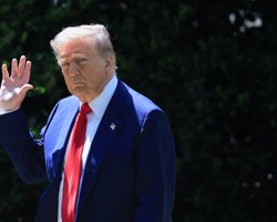 Трамп заинтриговал сообщением перед встречей с Путиным и обновил состав делегации