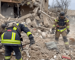 Продолжают искать людей: в МВД показали последствия массированного обстрела Запорожья (видео)