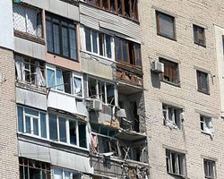 Россияне нанесли удар по многоэтажке в Херсоне: что известно