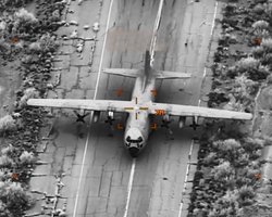 США показали удары по авиации Ирана: как разбомбили три старых самолета (видео)