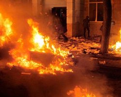 В Полтаве громят офис Партии регионов и штурмуют ОГА