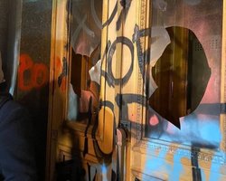 "Орденоносец", разбивший стекла в дверях ОП, на самом деле ним не награждался, – полиция (видео)