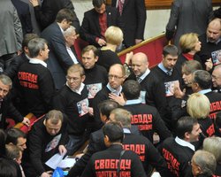 Оппозиция силой пыталась прорваться на трибуну Рады