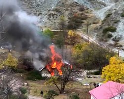 Карабахские армяне эвакуируются и сжигают свои дома, чтобы те не достались азербайджанцам (видео)