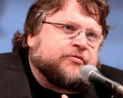 Сенцова пытали во время заключения, - Гильермо Дель Торо