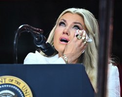 Жена Чарли Кирка пыталась снять "проклятие", наложенное ведьмами с Etsy